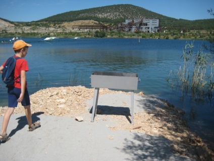 Tó és a hegyi Gasfort Szevasztopolban