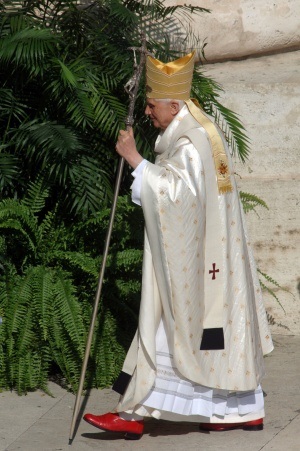 Tatăl poartă prada de lux și modestie a pontifilor și patriarhului rus