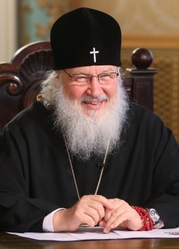 Tatăl poartă prada de lux și modestie a pontifilor și patriarhului rus