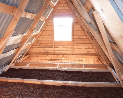 Izolarea de aburi a tavanului într-o baie cu o podea din lemn care se suprapune peste casa într-o mansardă la mansardă rece,