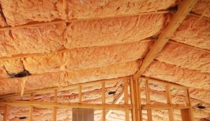 Пароізоляція стелі в лазні з дерев'яним перекриттям будинку укладка на холодному горищі мансарди,