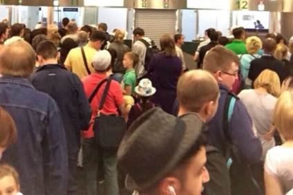 Pasagerii de la nepotul aeroportului se plâng de coadă și se zdrobesc în zona de control al pașapoartelor