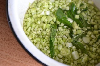 Fűszeres lekvár uborka, gyömbér és a menta (gyömbér és a menta fotó) Fűszeres lekvár uborka, borsmenta és gyömbér