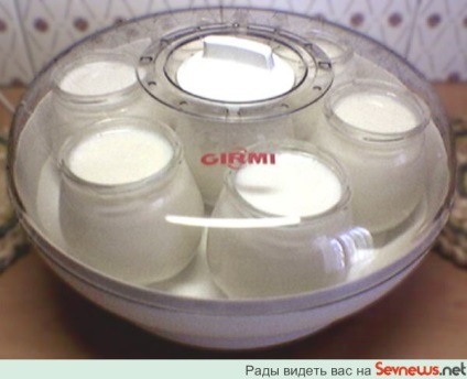 Корисні бактерії йогурту допомагаю травленню