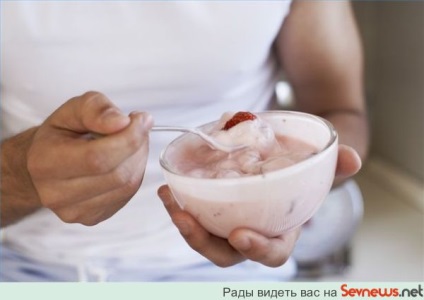 Корисні бактерії йогурту допомагаю травленню