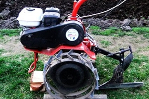 Plantarea cartofilor motoblock video cu un chiller, motoblock de lucru în grădină, curățare, propriu