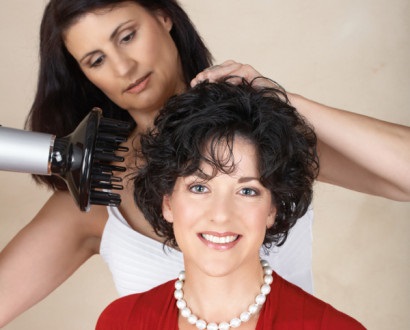 Зачіски на випускний для мам на середні волосся фото, відео