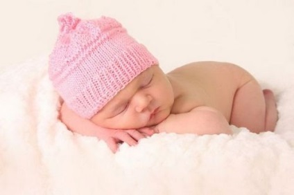 Cauzele somnului neliniștit la nou-născuți, un nou-născut