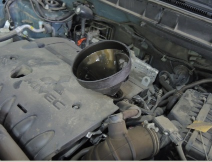 Ellenőrzése és utántöltése az olaj a motor kenési rendszer Mitsubishi Outlander XL 2007