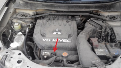 Перевірка рівня і долівка масла в систему змащення двигуна mitsubishi outlander xl 2007