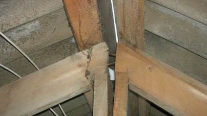 Repararea acoperișului unei case private de reparații de acoperișuri și căpriori