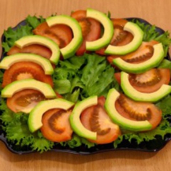 Салат з сьомги з авокадо і огірком