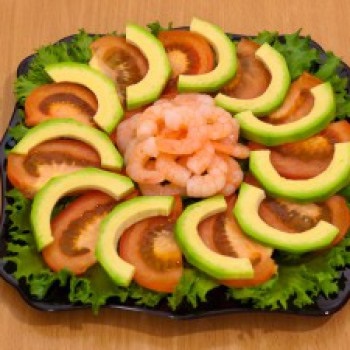 Salată cu somon cu avocado și castraveți