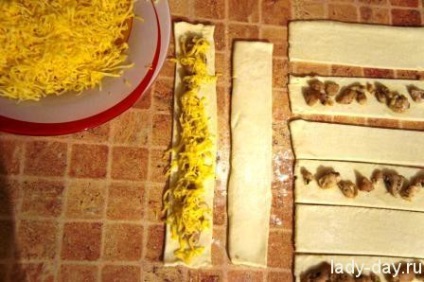 Puff zsinórra csirkével és sajttal, egyszerű receptek képekkel