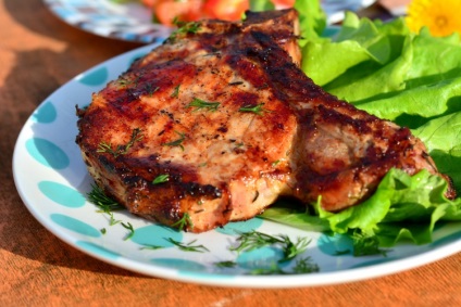 Sertés steak a grill - egyszerű receptek