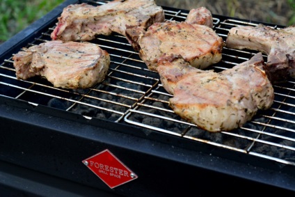 Sertés steak a grill - egyszerű receptek