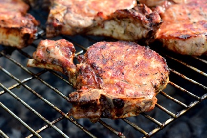 Sertés steak a grill - egyszerű receptek