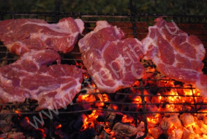 Steak de carne de porc pe cărbuni