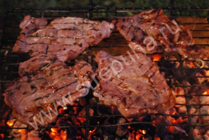 Steak de carne de porc pe cărbuni