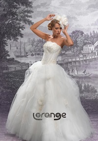 Esküvői ruhák a márka Lorange, elég