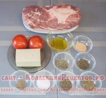 Carne de porc coaptă în cuptor cu roșii și brânză 