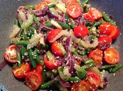 Salată caldă cu roșii de cireșe, secrete de sănătate după 40 de ani