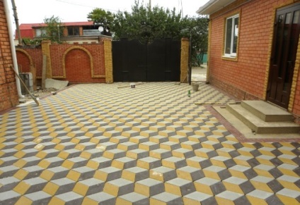 Тротуарна плитка у дворі приватного будинку - фото 20 варіантів