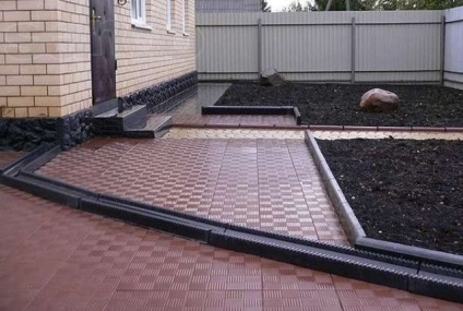 Тротуарна плитка у дворі приватного будинку - фото 20 варіантів