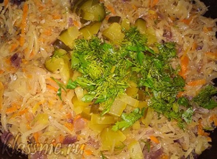 Тушкована квашена капуста з квасолею і солоними огірками, класні вегетаріанські рецепти