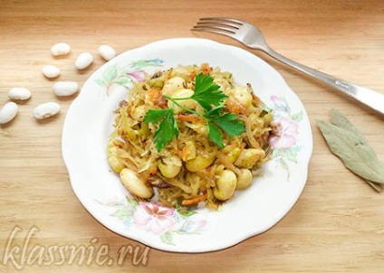 Тушкована квашена капуста з квасолею і солоними огірками, класні вегетаріанські рецепти