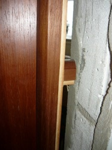 Instalarea ușii din lemn cu două canaturi