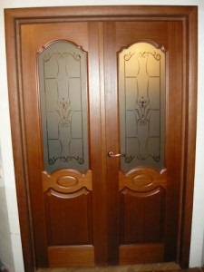 Instalarea ușii din lemn cu două canaturi