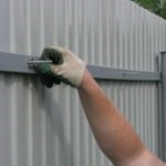 Instalarea gardurilor din tablă profilate fără sudură cu mâinile proprii