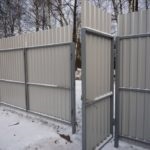 Instalarea gardurilor din tablă profilate fără sudură cu mâinile proprii