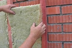 Încălzirea zidurilor de cărămidă din exterior cu spumă și vată minerală