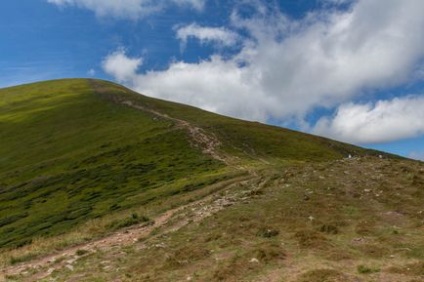 Urcând spre vârful goverlei de munte (carpați, ucraina)