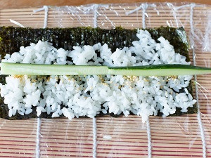 Hosomaki cu castravete și wasabiko, bucătărie japoneză