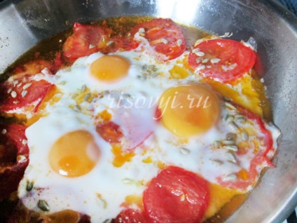Ouă omletate cu rețetă de roșii, cu fotografie turnată