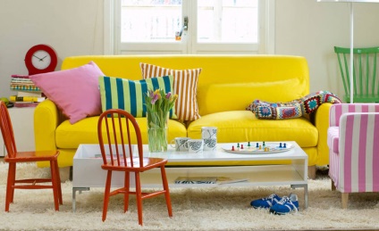 Яскравий диван в інтер'єрі вітальні відмінний спосіб перетворити простір без ремонту, remstatus