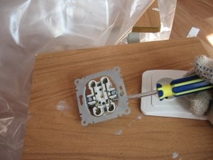 Înlocuirea prizelor electrice este un electrician