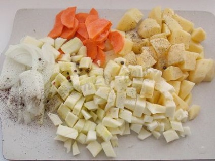 Fry egy hüvely cukkini, burgonya és a csirke (hüvely) Sült hüvelyben cukkini, burgonya és csirke