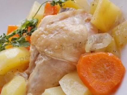Fry egy hüvely cukkini, burgonya és a csirke (forró cukkini) Sült hüvelyben cukkini, burgonya és csirke
