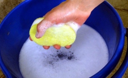 6 Неймовірно простих способів очистити шпалери від плям