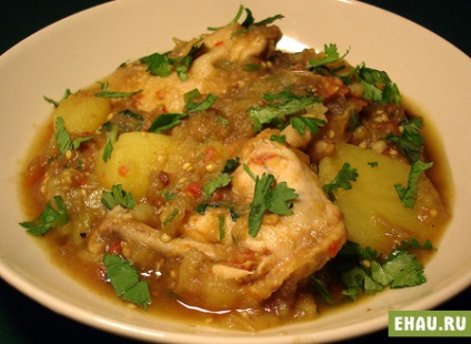 Ajapsandali пилешки крилца, рецепта, или пиле, задушени с патладжан и картофи (рагу)
