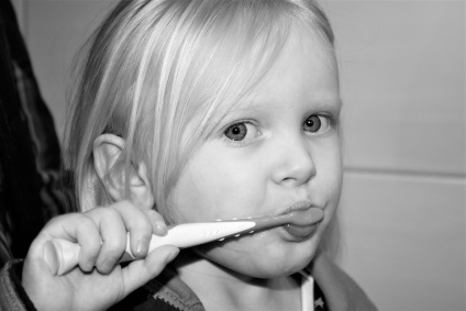 Pete albe pe dinți la un copil cauzează și tratamentul