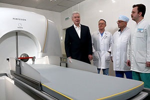 Központ sugársebészeti (Gamma Knife) központjában sugársebészet