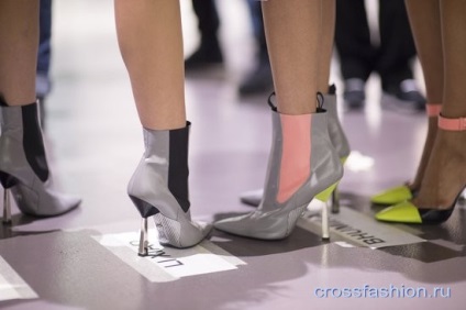 Crossfashion grup - backstage display versace toamna-iarnă 2016-2017 modele de machiaj, saci și pantofi