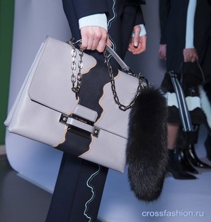 Crossfashion csoport - backstage mutatják Versace őszi-téli 2016-2017 modellek smink, táskák és cipők