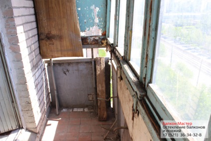 Demontarea costului balconului, dezmembrarea geamurilor vechi din Sankt Petersburg