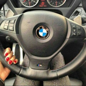 Fetele care conduc bmw